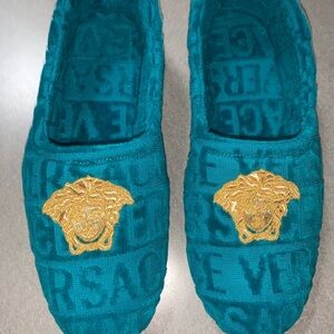 100% AUTHENTIC  VERSACE  HOUSE SLIPPERS

SIZE 41  8US